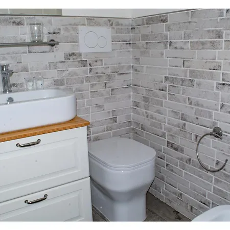 Aphrodite Apartment *